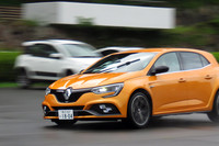 ホームストレートにて、急ハンドル時の挙動を実演するメリメ氏。