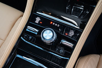 シフトセレクターはダイヤル式で、センターコンソールに配置。ドライブモードの切り替えや車高調整機構の操作、ローレンジの選択、ヒルディセントコントロールのオン／オフなどもここで行う。