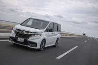 熟練の技を生かして開発されたエアロパーツにより、ミニバン特有の外乱に対応。高速走行時の安定性が高められている。