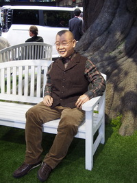 タレントである笑福亭鶴瓶の等身大フィギュア。2013年東京ショーのトヨタブースで。