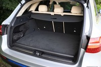 ラゲッジスペースの直下にリチウムイオンバッテリーが積まれるため、フロア全体が10cmほどかさ上げされている。