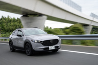 新規設定の2.5リッターガソリンモデルの車重は、FF車で1470kg、4WD車で1530kg。従来の1.8リッターディーゼル車とほぼ同じだ。