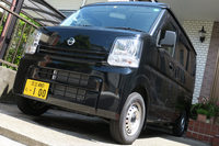 実家の駐車場に鎮座していた「日産NV100クリッパー」。「スズキ・エブリイ」のOEMモデルである。