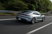 後輪駆動のベーシックな「タイカン」は、バランスに優れたシャシーと自然で操作性に優れるアクセル／ブレーキの制御が魅力的な、ポルシェらしい飾り気のないスポーツカーに仕上がっていた。