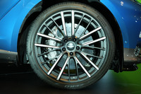 タイヤ＆ホイールは23インチ。カーボンセラミックブレーキも装備する。