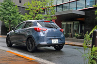 2021年6月に、フルモデルチェンジ以来何度目かの改良を受けた「マツダ2」。エンジンの性能向上やオプション装備の追加、新しいボディーカラーの採用などが行われた。