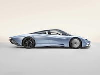 「マクラーレン・スピードテール」は、“ハイパーGT”とカテゴライズされるロードカー。全長は5137mmと長く、往年の「マクラーレンF1」を思わせる3人掛けのインテリアが特徴。