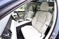 上質なナッパレザーで仕立てられたシート。前席にはマッサージ機能も備わる。