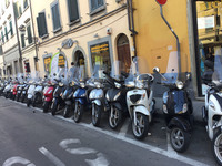 フィレンツェのバイクショップで、路上に展示されたスクーター。高速道路乗り入れ可の排気量引き下げは、市場の活性化につながるか。