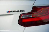 「M240i」は既存の「M235i」の進化版にあたり、2016年9月の改良に伴い、現在の車名に変更された。