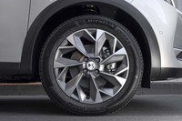 「KYOTO（京都）」と名づけられた18インチアルミホイール。繊細な意匠が印象的。