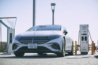 新東名高速道路・駿河湾沼津SAの急速充電器前で。WLTCモードで759kmもの一充電走行距離を誇る「EQS 450＋」だが、ちょっとした立ち寄り休憩の際に補充電を行えば、その移動能力は一段と高まる。