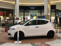 地元販売店により、ショッピングモールに展示された2代目「イプシロン」。買い物をはじめ、日々の暮らしにちょうどいいサイズだった。2015年フィレンツェで。