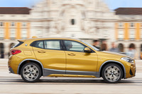 サイドビューではボディー後方の形に注目。最後まで高さの保たれたルーフラインや、リアホイールハウスより後ろに位置するテールゲートのヒンジなど、車内空間に配慮したデザインとなっている。