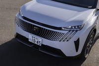 ヘッドランプから伸びる3本のかぎ爪とグラデーションパターンのグリルが新世代プジョーならではのデザインポイントだ。