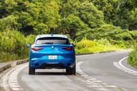 ボディーカラーは試乗車の「ミザーノ ブルー」のほか、青・黒・灰・赤・白系の全6色がラインナップされる。