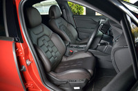 
	オプション「クラブレザーシート」を選択したテスト車の前席。表皮には上質なセミアニリンレザーが用いられている。
	