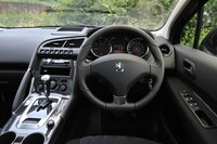 センターコンソールの位置が高めでドライバーを包み込むレイアウトは、まるでスポーツカーのよう。