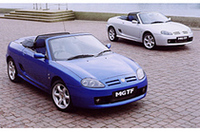 【写真上】左から、MGローバー国際マーケットセールス＆マーケティングディレクター、ジョン・トウィーディー氏、同じくセールス＆マーケティングディレクターのジョン・サンダース氏、そしてMGローバー日本代表の南原竜樹氏。【写真下】ミドシップスポーツ「MG TF」。かつて日本にも導入されていた「MGF」の発展モデルだ。