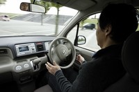 進化したHondaスマートパーキングアシストシステムを体験中のリポーター。この装備は「パステル」のみ選ぶことができる。