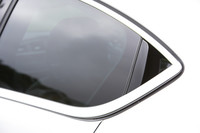 リアのドアノブはウィンドウ後端に目立たぬよう配置される。それより大胆なのはリアウィンドウだ。スライドも上下もしない完全な固定式である。