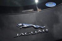 リアエンドのウイング上には、ジャガーの立体的なエンブレムが配される。