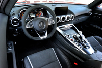 スポーティーさが強調されたインテリア。幅の広いセンターコンソールが強い存在感を示す。
    