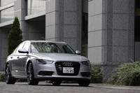 ワシをモチーフにしたというフロントまわり。先代「A6」から始まったアウディのシングルフレームグリルは、新型「A6」にも継承された。