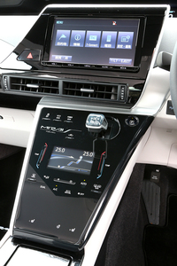 インフォテインメントシステムとしては、トヨタの通信サービス「T-Connect」に対応したFCV専用ナビを販売店オプションとして設定。エアコンは左右独立温度調整機能付きのフルオート式で、センタークラスターのタッチパネルで操作する。
    