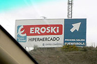 道で見つけたヘンな看板その2。巨大なスーパーマーケットの名前です。普通の生活雑貨を売っています。