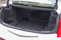 トランクルームの様子。長尺物の積載は、中央のスキーホールにて対応する。