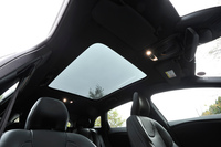 今回の「V40 D4 R-DESIGN」には、パノラマガラスルーフやプレミアムサウンドオーディオシステム、縦列駐車の操作をアシストする「パーク・アシスト・パイロット」などが標準装備される。