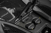 エンジンフードの後方にはエンジンオイル注油口などのサービス用リッドが用意されている。