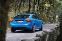 リアスポイラーとディフューザーが後ろ姿をスポーティーに演出する。