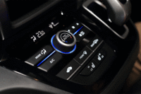 エアコンパネルのイルミネーションは、通常は白、温度を下げると青、上げると赤に変化する。