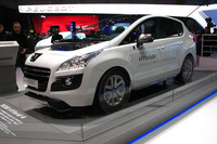 「プジョー3008 Hybrid4」のカットモデル。