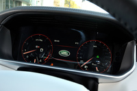 メーターはデジタル表示で、走行モードに応じて縁取りの色が赤に切り替わる。