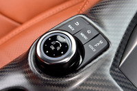 カーボン調のセンターコンソール上に“マルチファンクションスイッチ”が配置された。ナビ機能の手元での操作が可能に。