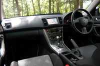 「レガシィB4 2.0R」4AT仕様のインパネ。ATには、シフトノブ左下に「ECO」スイッチが備わり、スイッチを入れると、シフトやロックアップのタイミング、スロットル制御を、省エネモードに切り替える。