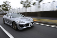 「SPIRIT R」にはブラックベゼルタイプのヘッドランプおよびフォグランプが与えられる。また6MT仕様には、専用の大型エアロバンパーが装備される。