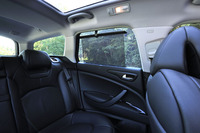 後席のサイドウィンドウは、収納式のサンシェード付き。