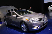 「ヒュンダイ・アゼーラ」。2011年ロサンゼルスショーで発表された大型セダン。