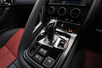 「Fタイプ R クーペ」のシフトレバー周辺。レバーの右側に見えるのは走行モードの選択スイッチで、手前側には排気の流れを切り替えエキゾーストノートを変化させる「アクティブスポーツエグゾーストシステム」のオン／オフスイッチが備わる。