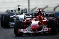 予選で最速タイムを叩き出したミハエル・シューマッハーのフェラーリ（手前）は、終始他を寄せ付けることなく、一度も首位を譲ることなく、圧勝した。スタートで兄に続いたラルフのウィリアムズBMW（奥）は、オープニングラップで1秒の差をつけられ、以後フェラーリをとらえることはできなかった。（写真＝KLM Photographics J）