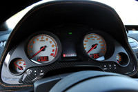 タコメーターのレッドゾーンは8500rpmから。スピードメーターは340km/hまで表示される。