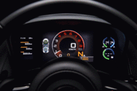 メーターは液晶式。3つのセクションで構成されており、中央に7インチ（スピード、エンジン回転数、ギアポジションを表示）、その両脇に各種情報を表示する3インチが配置される。（クリックするとバリエーションが見られます）。