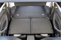 「フォーフォー」の後席のバックレストは50：50の分割可倒式。
    