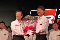 SUPER GT GT500クラスのドライバーを引退し、チーム・ルマンの監督に就任した脇阪寿一氏（右）と、脇阪氏に花束を贈るトヨタの伊勢清貴専務。