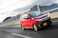 現行型の「三菱eKワゴン」シリーズは2013年6月に登場。モデルチェンジに伴い、既存の派生モデルである「eKスポーツ」は廃止され、代わってドレスアップ仕様の「eKカスタム」が設定された。