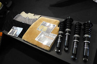 もちろん自動車関連商品の開発にも注力。こちらのテーブルにはサスペンションキットとカーペットが並べられている。